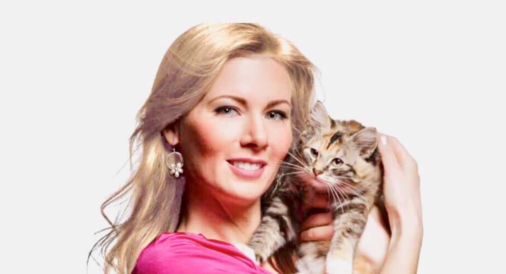 Image of Mieshelle Nagelschneider with a kitten | Cat Behaviorist | Cat Whisperer