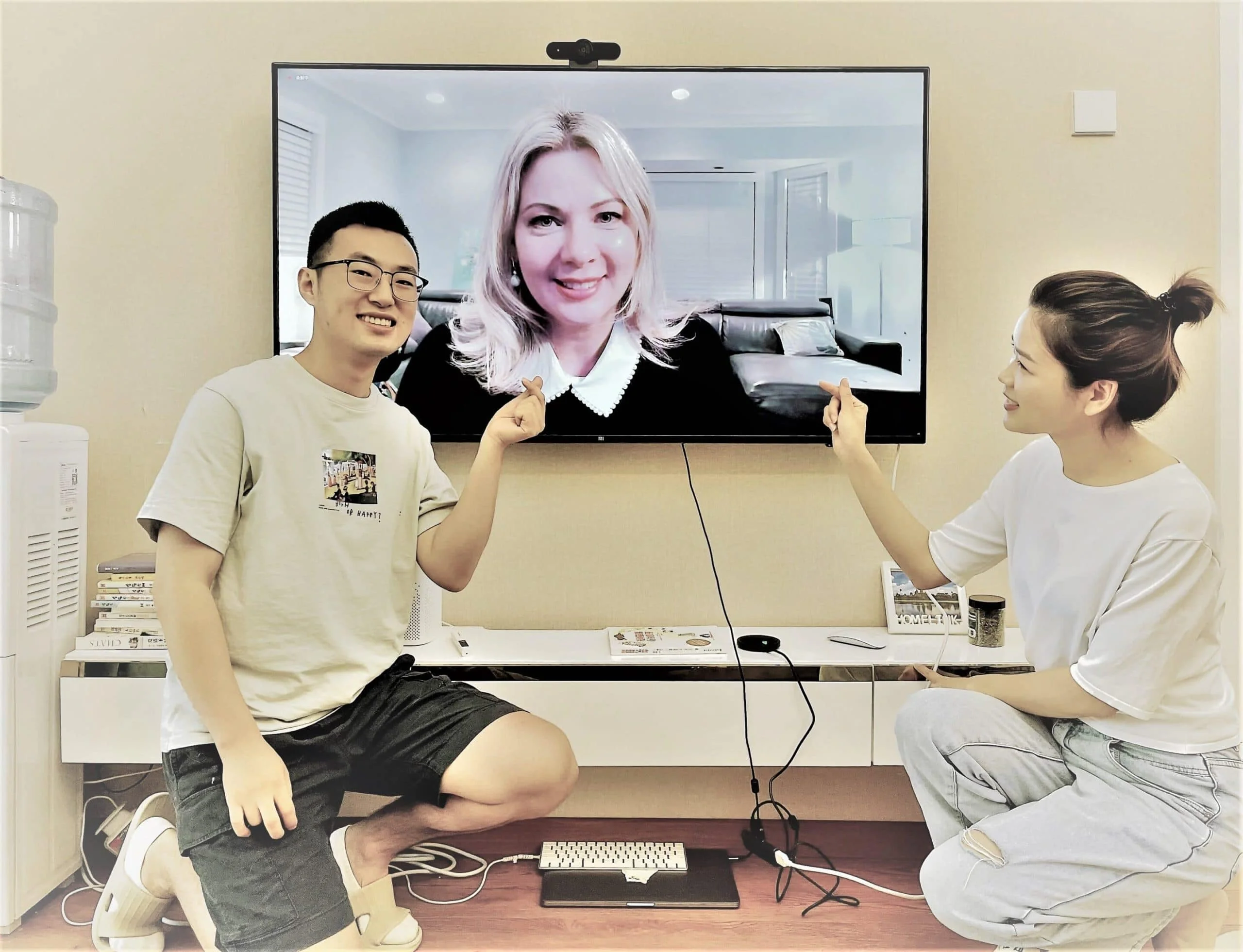 Image of a Couple in front if a TV with Mieshelle Nagelschneider 2 | Cat Behaviorist Image of a Couple in front if a TV with Mieshelle Nagelschneider 2 | Cat Behaviorist