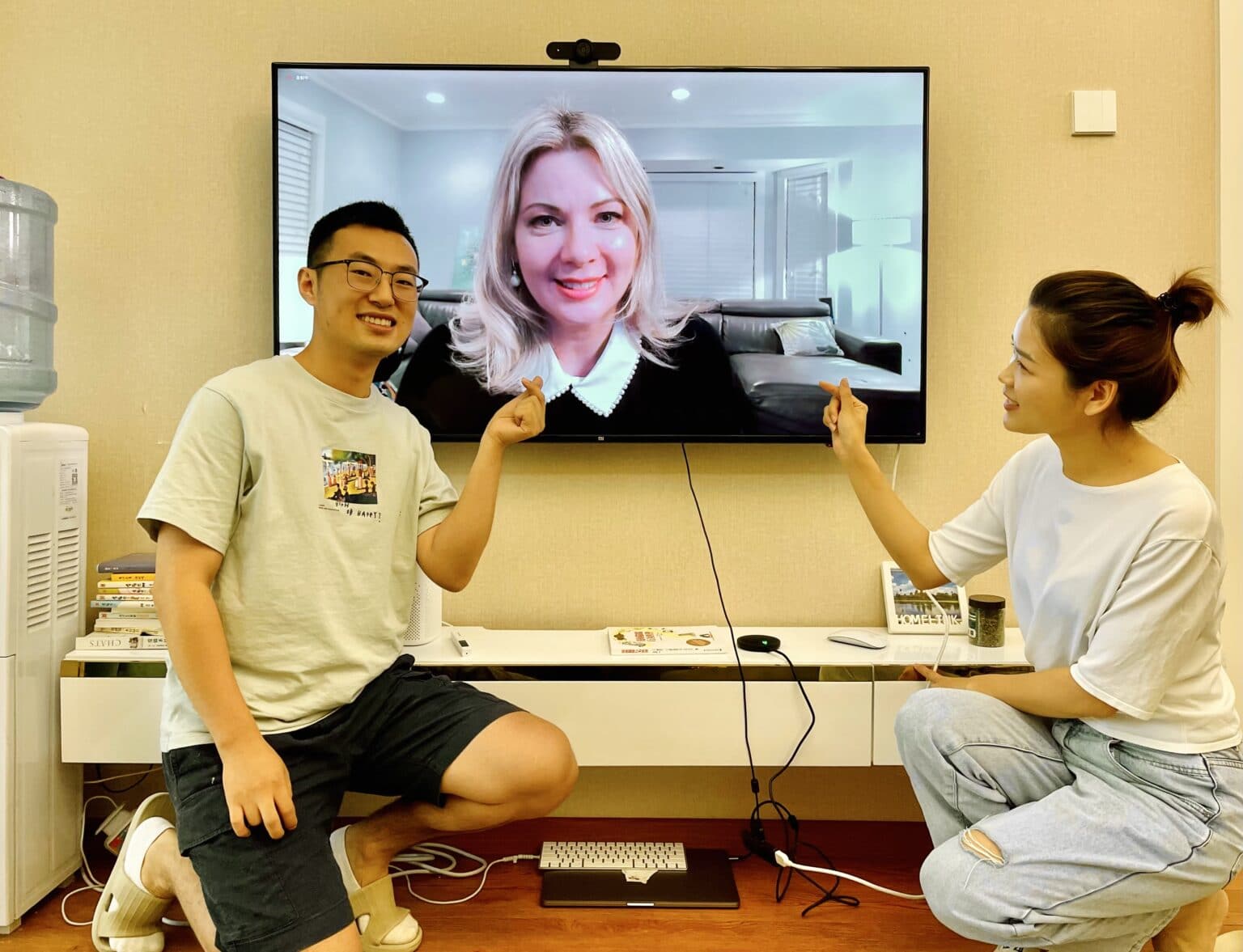 Image of a Couple in front if a TV with Mieshelle Nagelschneider | Cat Behaviorist