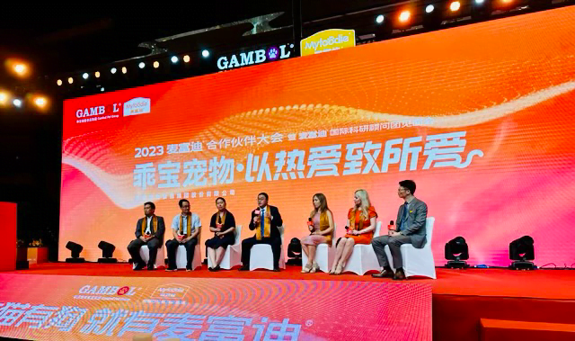 Mieshelle Nagelschneider seated photo with others on stage | Cat Behaviorist | thecatbehaviorclinic.com Mieshelle Nagelschneider seated on stage with others | Mieshelle Nagelschneider | Cat Behaviorist | thecatbehaviorclinic.com